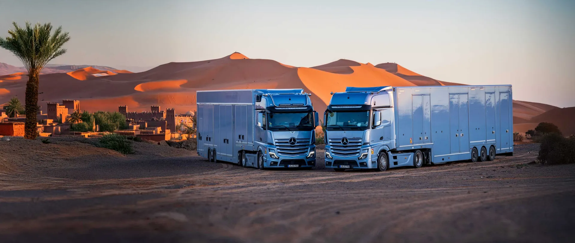Classic Car Service. geschlossener Mercedes Actros Autotransporter für Fahrzeugtransport europaweit