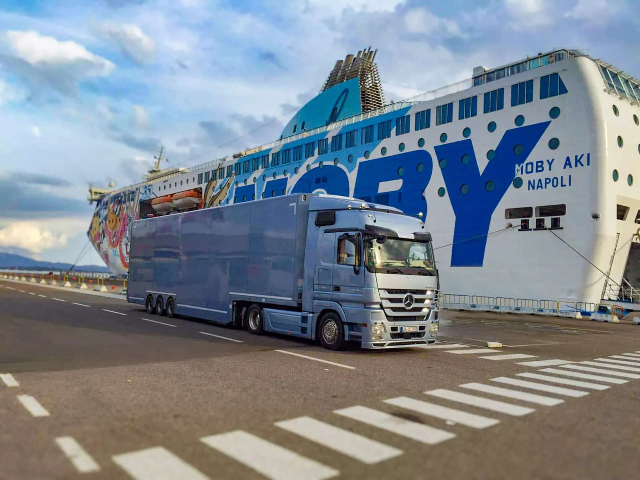 International vehicle transport – ocean and air freight