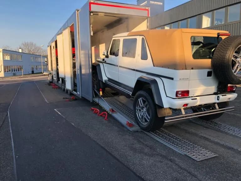 Geschlossener Fahrzeugtransport. Classic Car Service 13