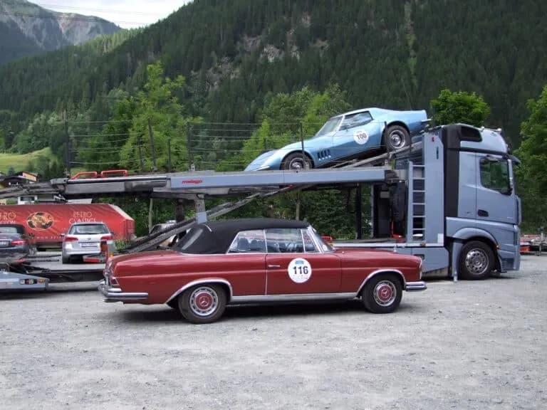 Geschlossener Fahrzeugtransport. Classic Car Service 12