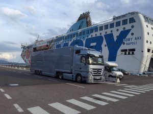 Geschlossener Lkw im Fährhafen Classic Car Service