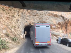 Geschlossene Lkw auf dem Weg nach Nordafrika Classic Car Service